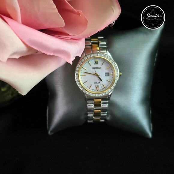 Seiko Women's Vintage V137-0AA0 Two-Toned Mother of Pearl Solar Watch - Picture 4 of 13